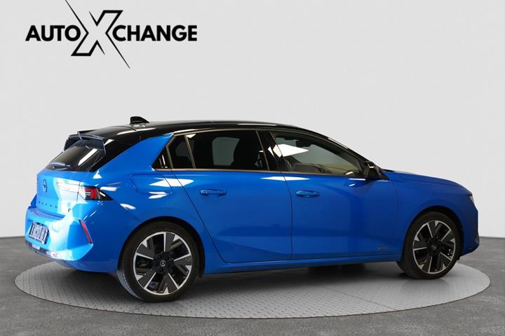 Blå Opel Astra-e fra 2023
