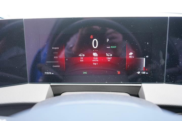 Blå Opel Astra-e fra 2023