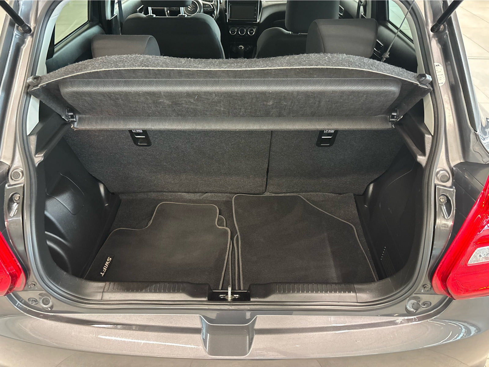 Grå Suzuki Swift fra 2017