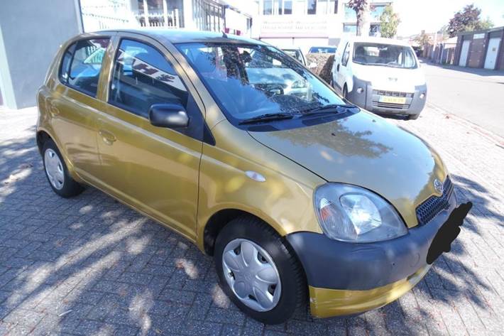 Gul Toyota Yaris fra 2002