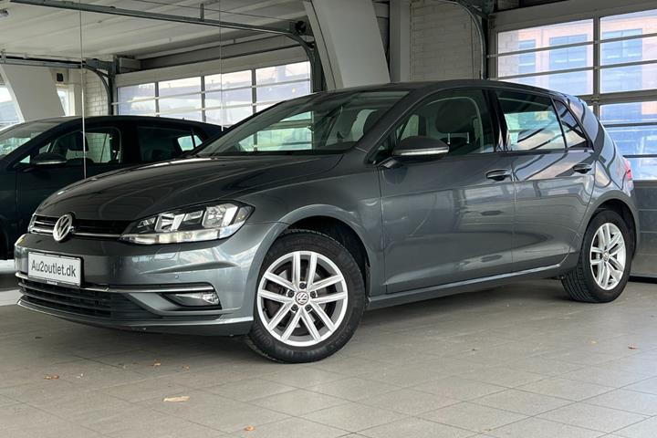 Grå VW Golf VII fra 2019