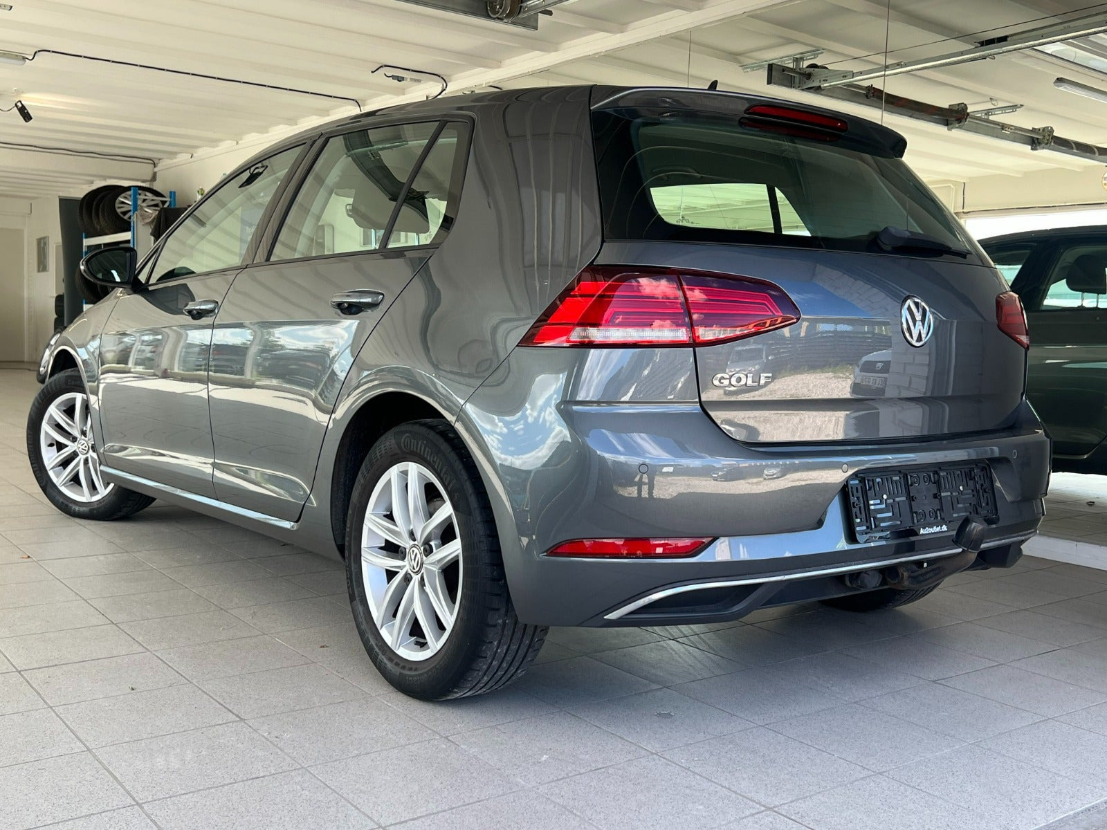 Grå VW Golf VII fra 2019