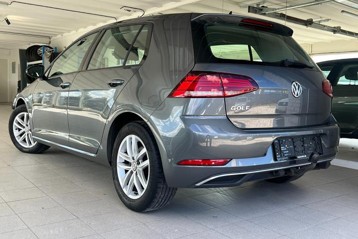 Grå VW Golf VII fra 2019