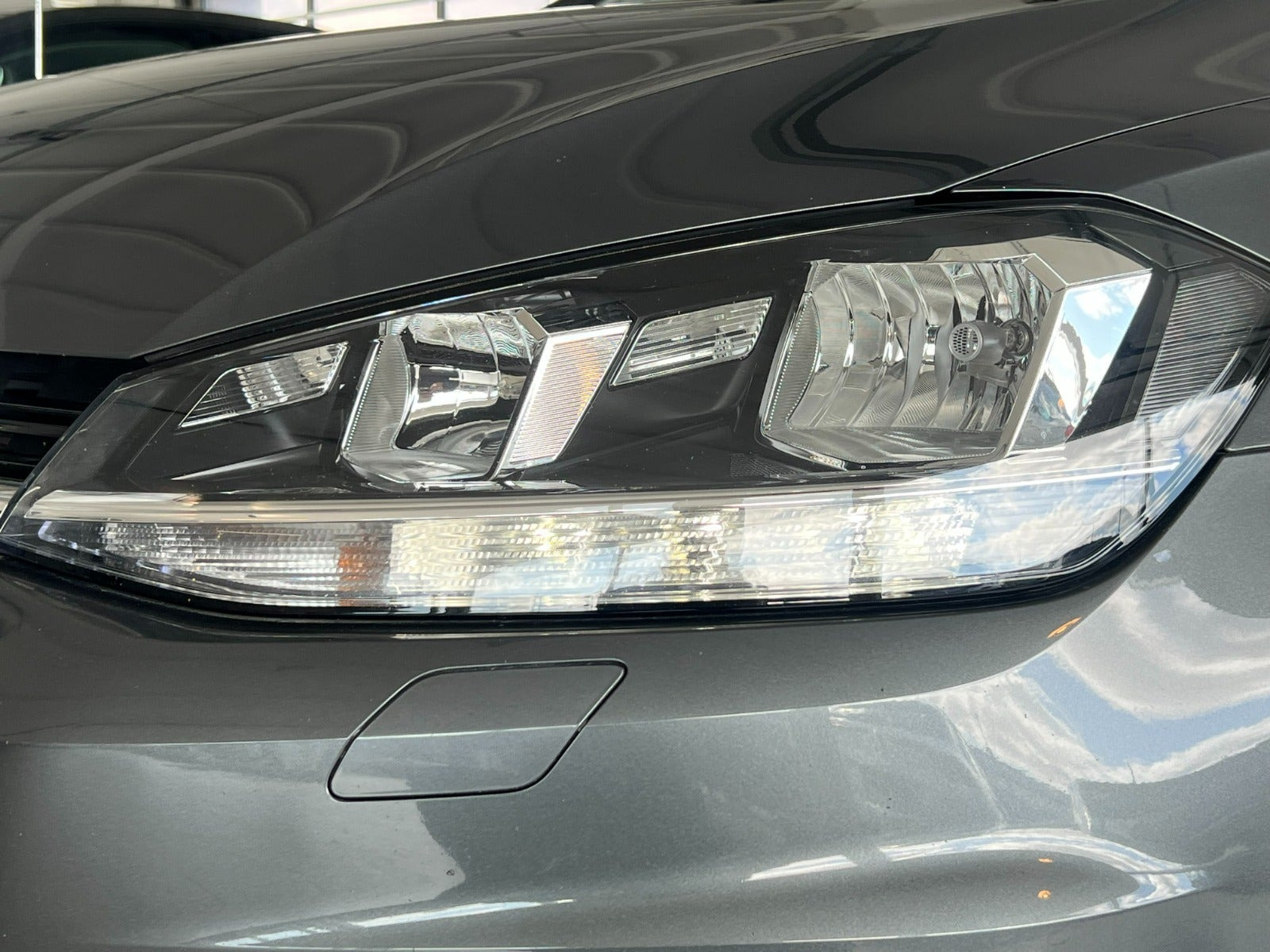 Grå VW Golf VII fra 2019