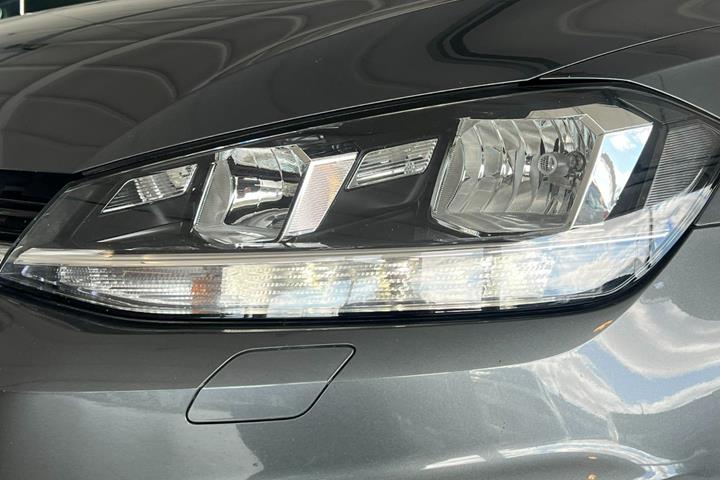Grå VW Golf VII fra 2019