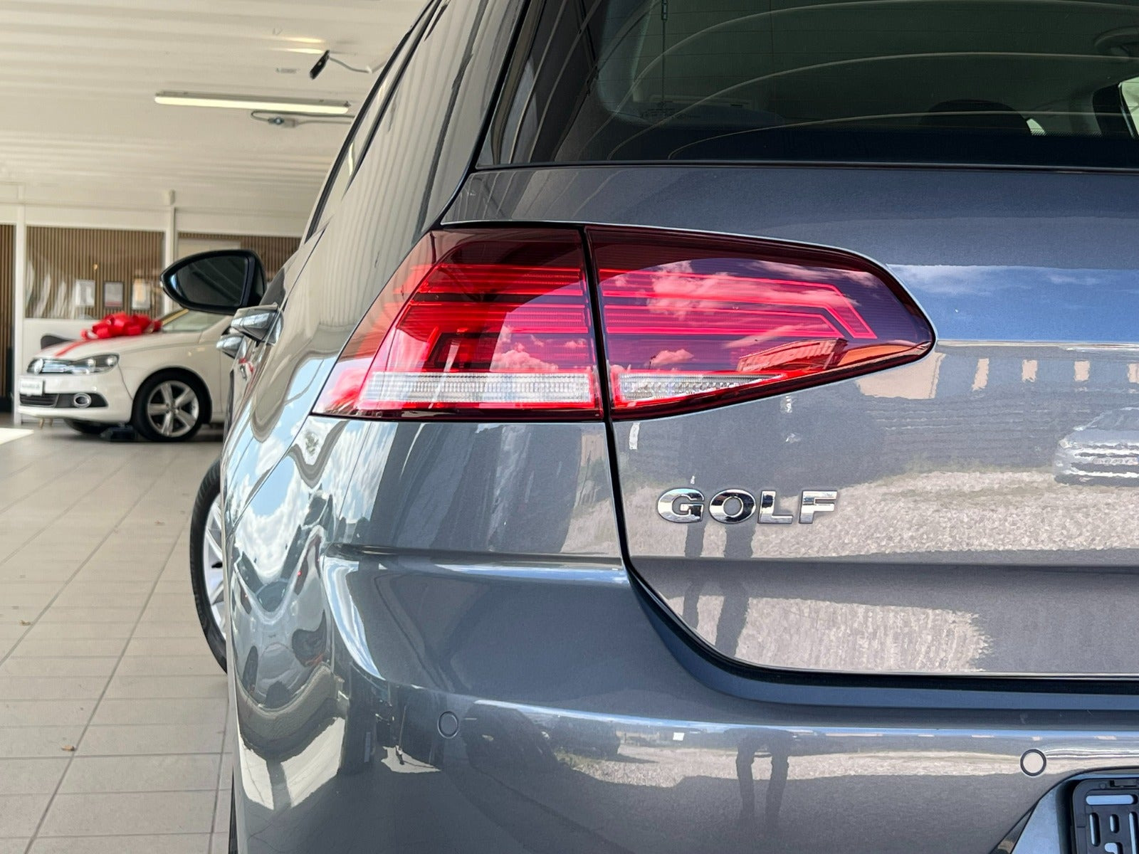 Grå VW Golf VII fra 2019