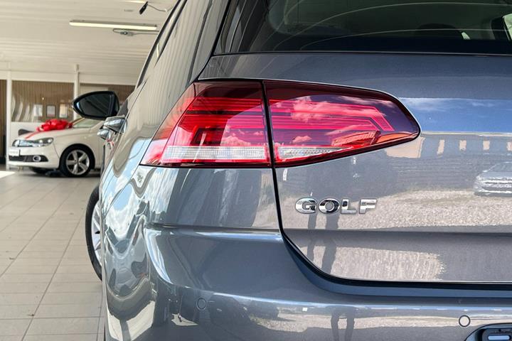 Grå VW Golf VII fra 2019