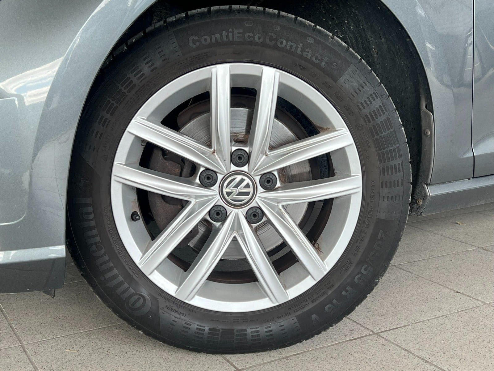 Grå VW Golf VII fra 2019