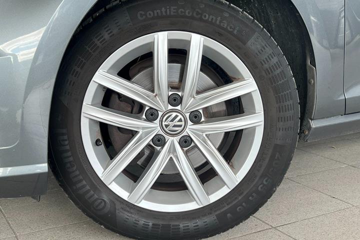 Grå VW Golf VII fra 2019