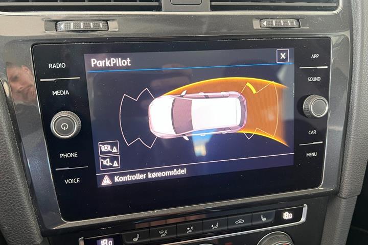 Grå VW Golf VII fra 2019