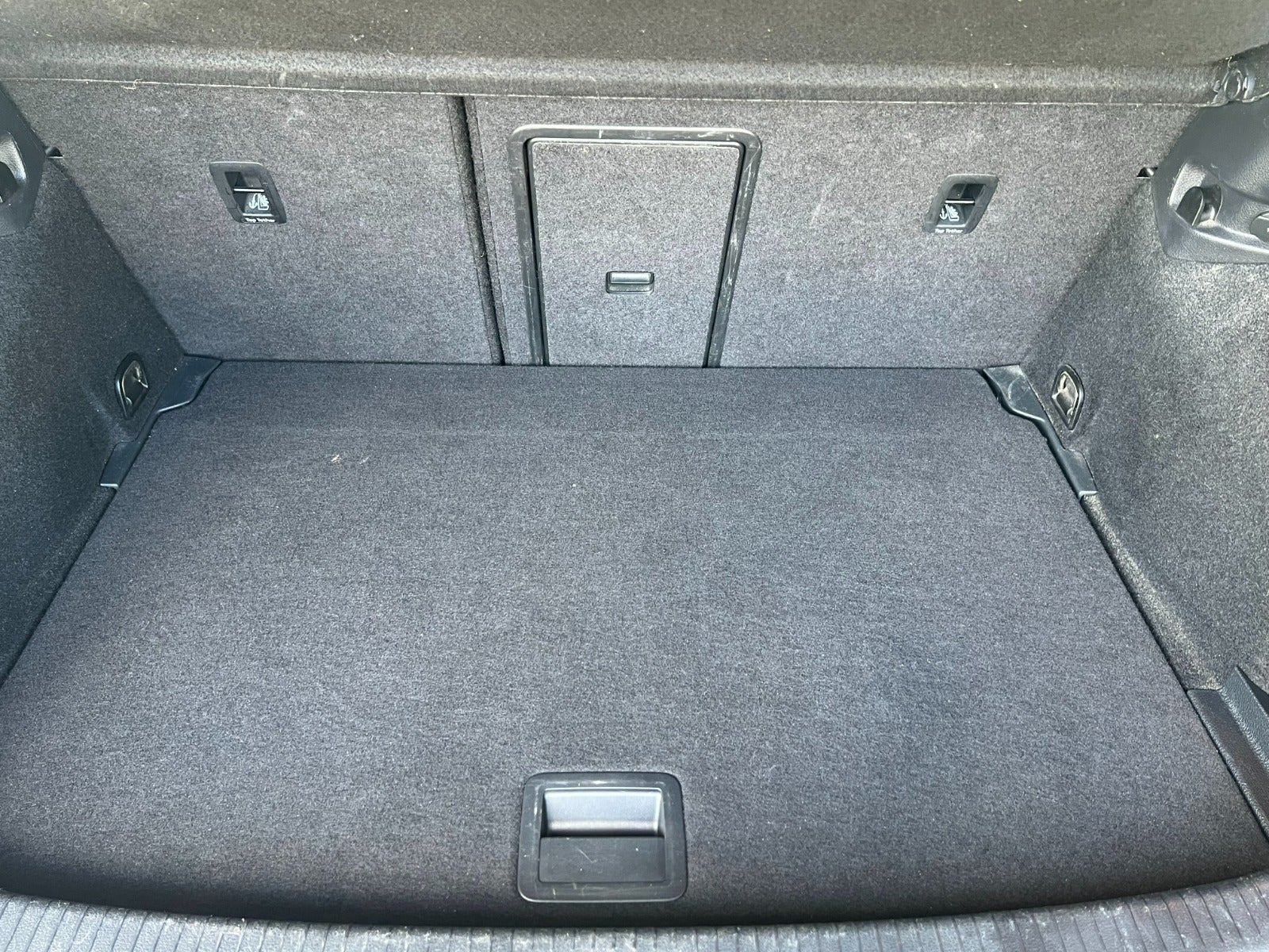 Grå VW Golf VII fra 2019