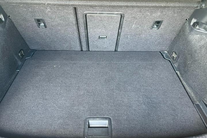 Grå VW Golf VII fra 2019