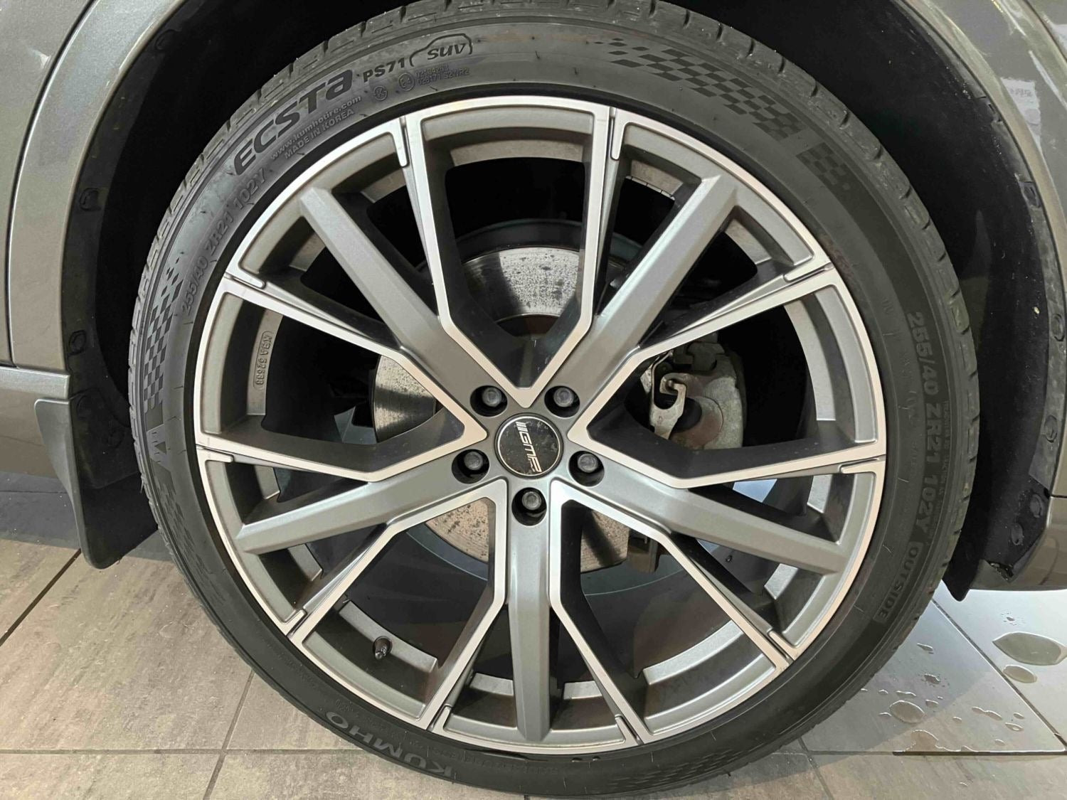 Grå Ford Kuga fra 2020