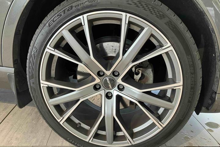 Grå Ford Kuga fra 2020