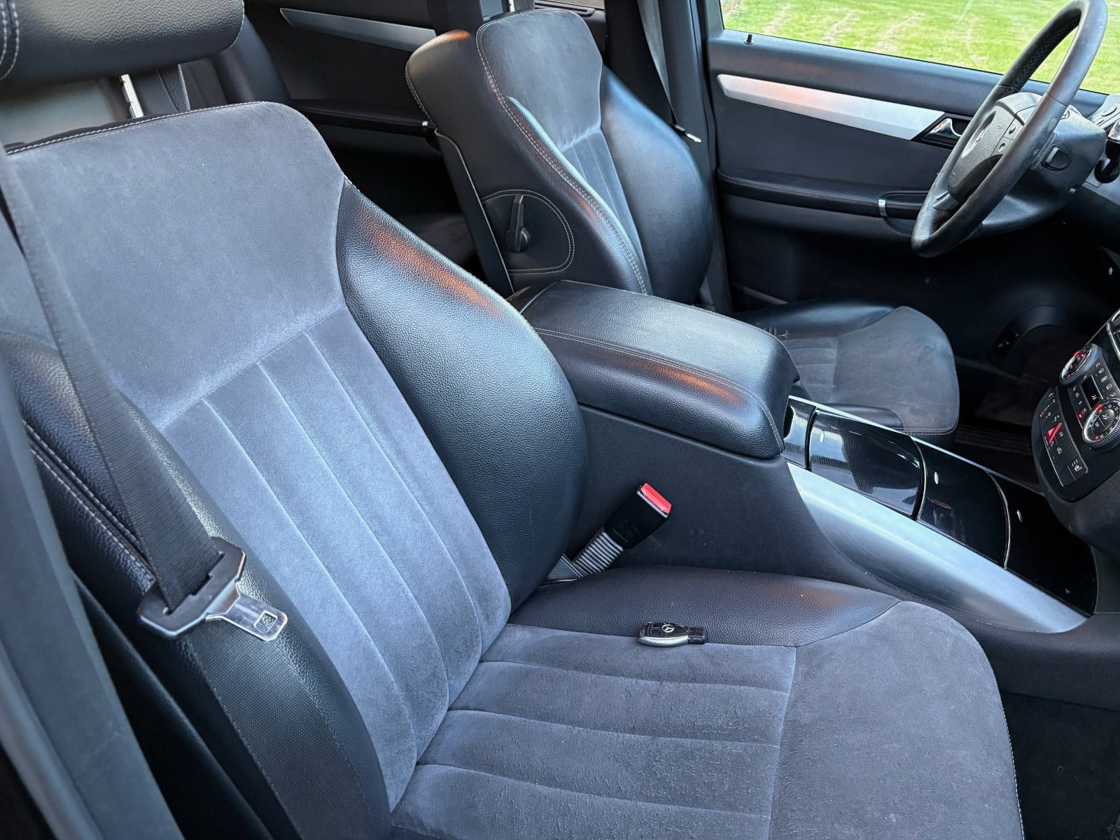 Gul Mercedes R320 fra 2007