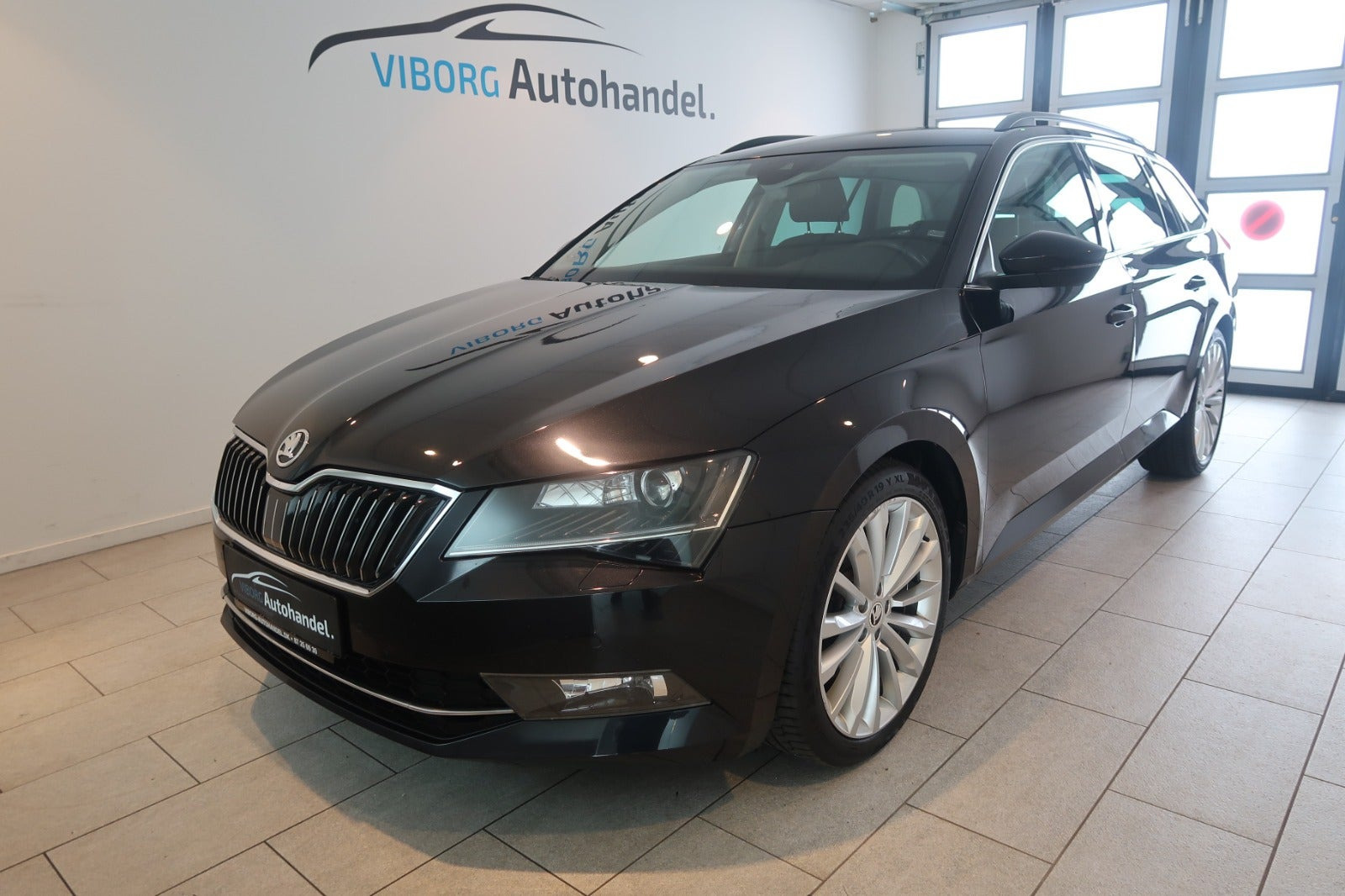 Sort Skoda Superb fra 2017