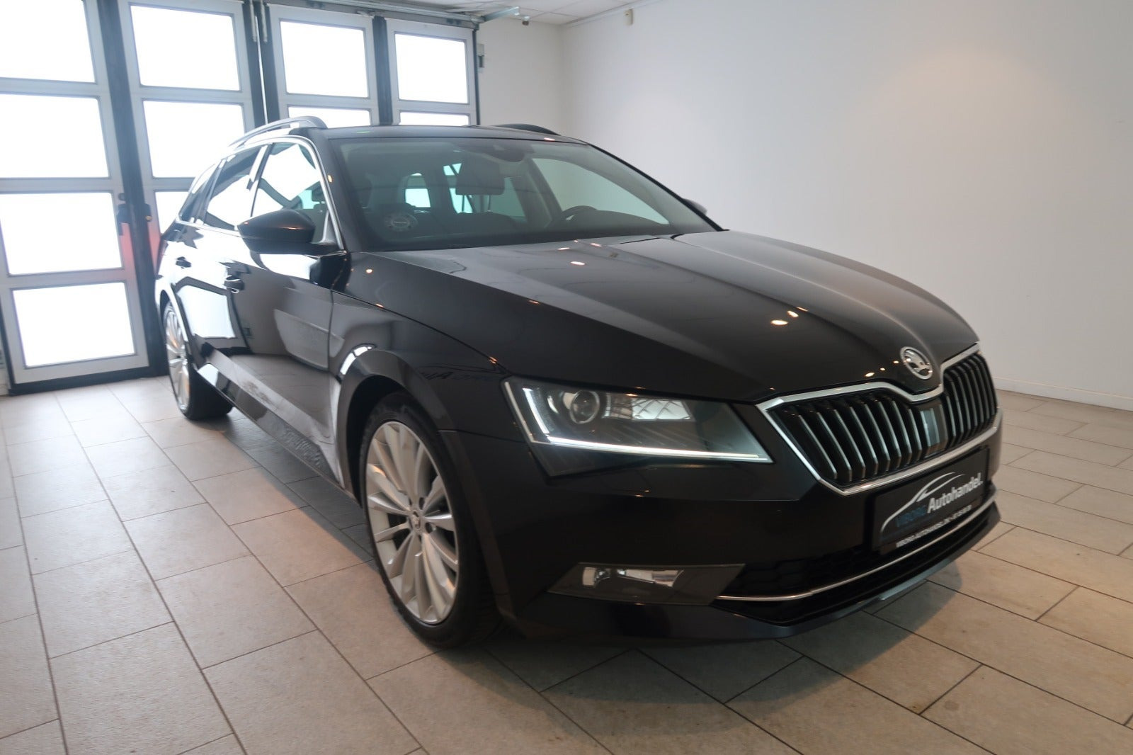 Sort Skoda Superb fra 2017
