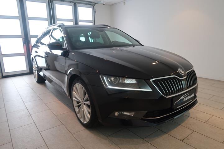 Sort Skoda Superb fra 2017