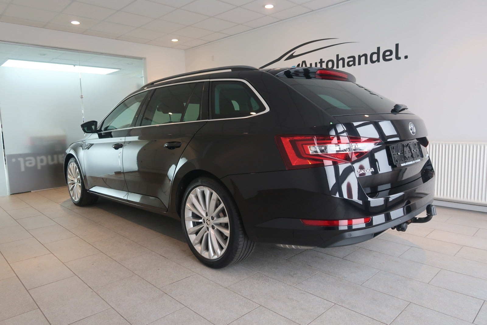Sort Skoda Superb fra 2017