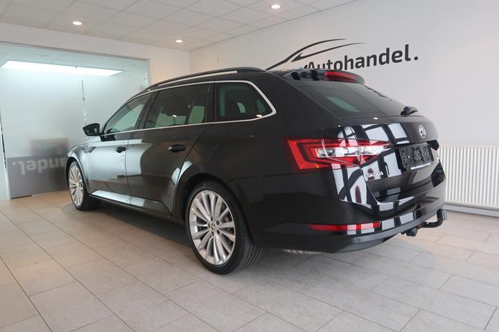 Sort Skoda Superb fra 2017