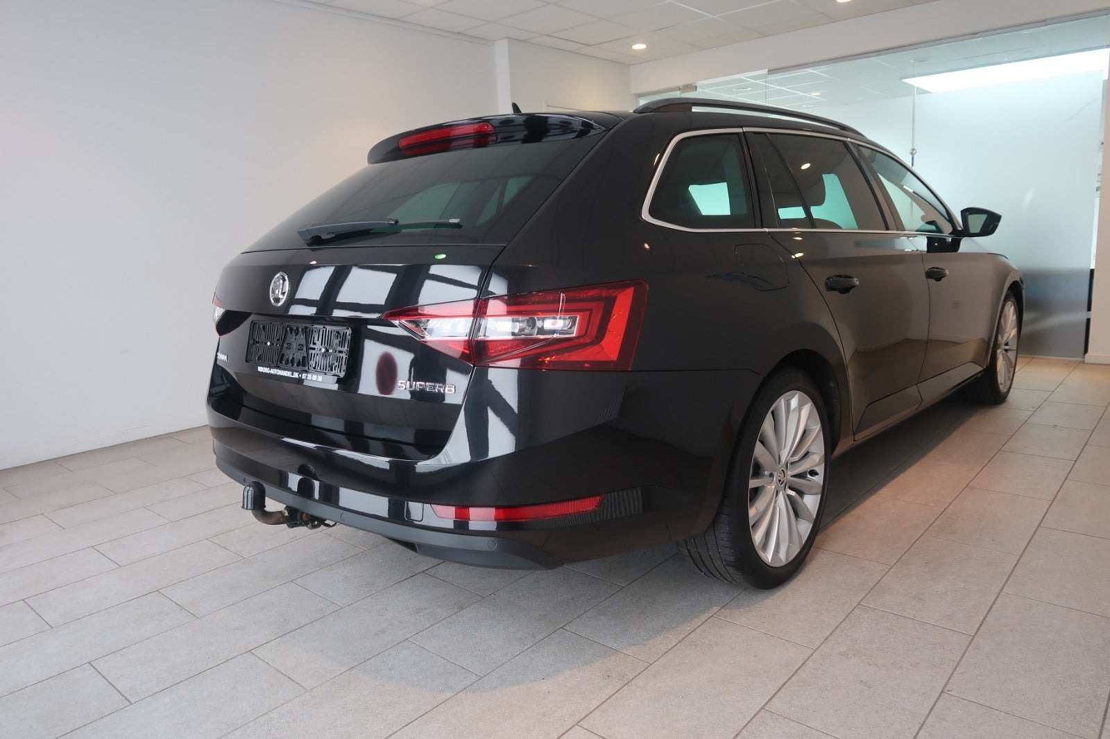 Sort Skoda Superb fra 2017