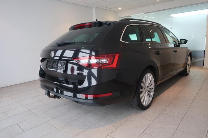 Sort Skoda Superb fra 2017