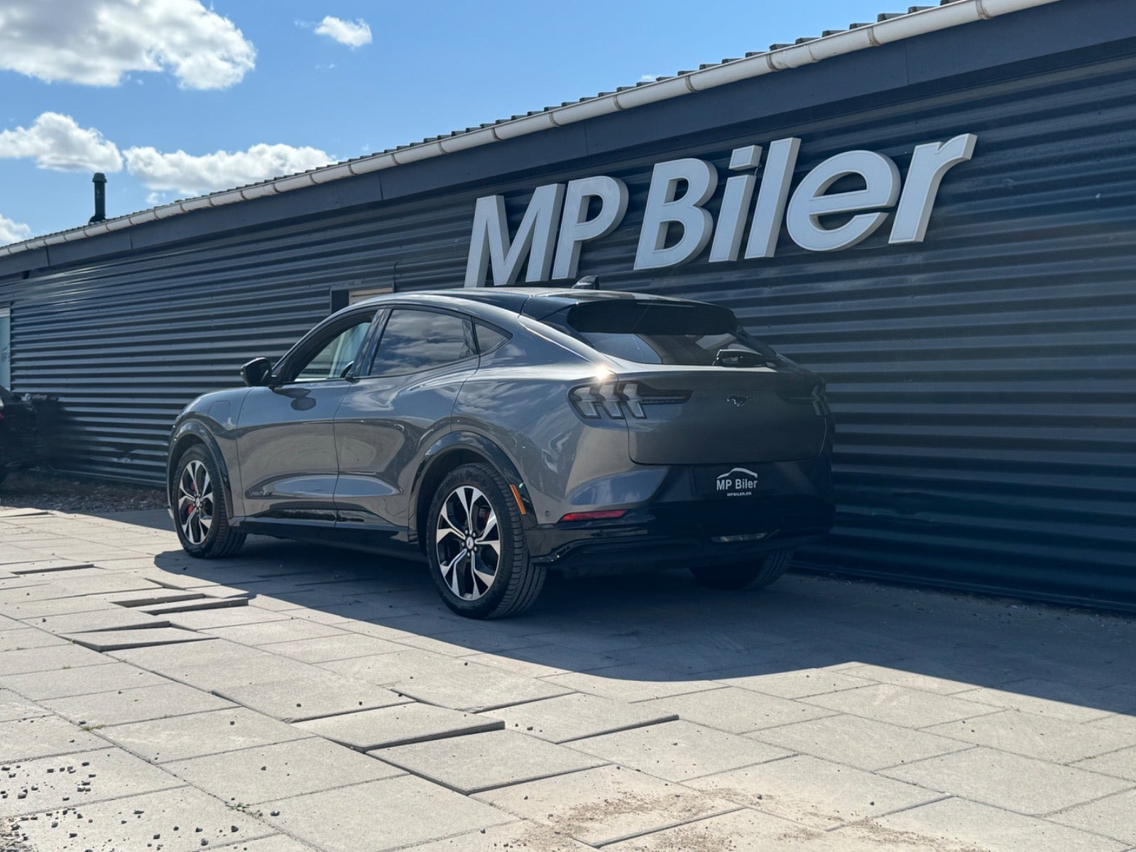 Grå Ford Mustang Mach-E fra 2023