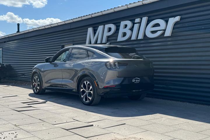 Grå Ford Mustang Mach-E fra 2023