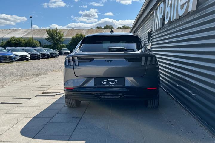 Grå Ford Mustang Mach-E fra 2023