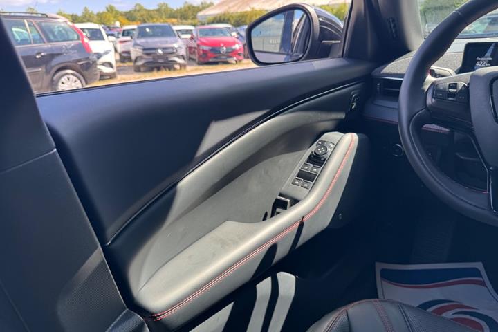 Grå Ford Mustang Mach-E fra 2023