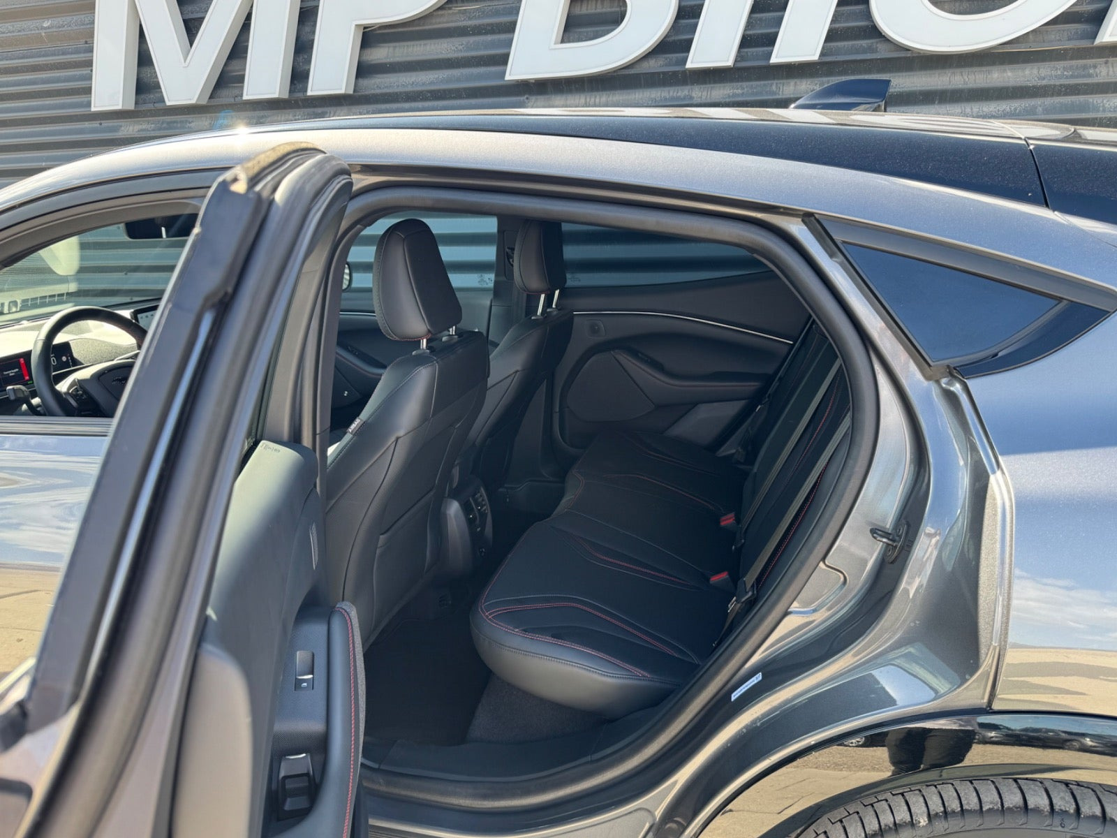 Grå Ford Mustang Mach-E fra 2023
