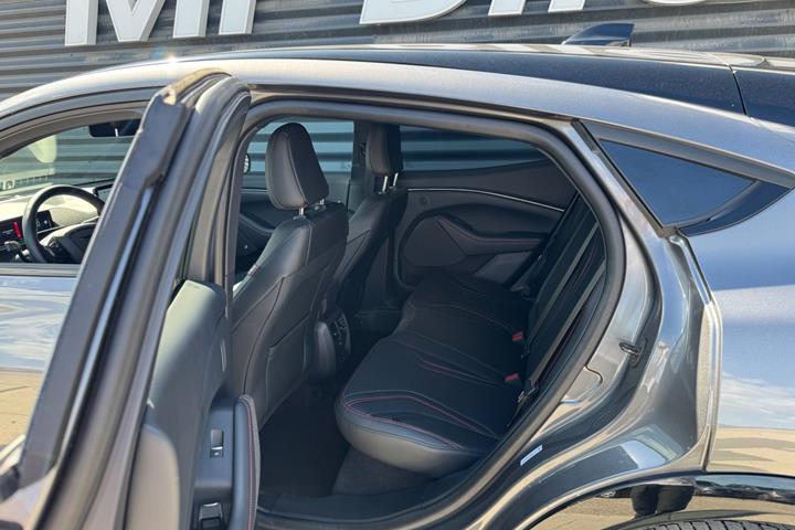 Grå Ford Mustang Mach-E fra 2023
