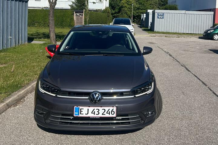Grå VW Polo fra 2023
