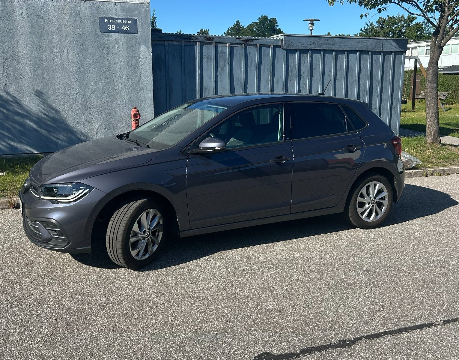 Grå VW Polo fra 2023