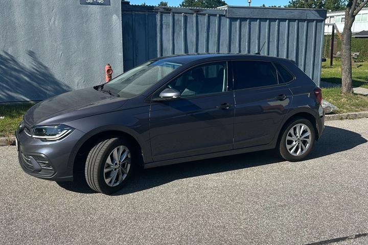Grå VW Polo fra 2023