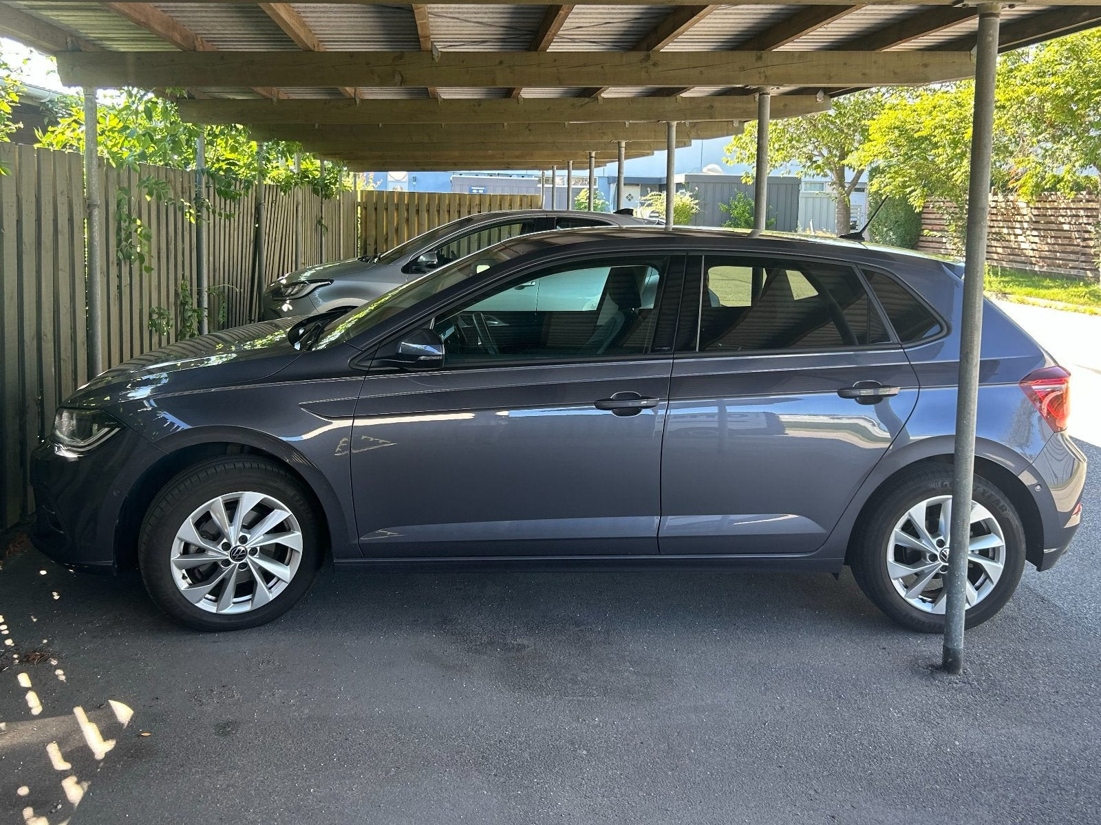 Grå VW Polo fra 2023