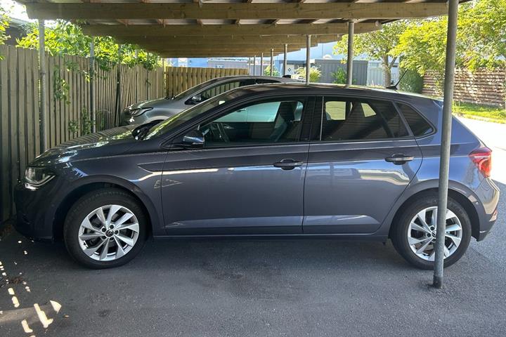 Grå VW Polo fra 2023