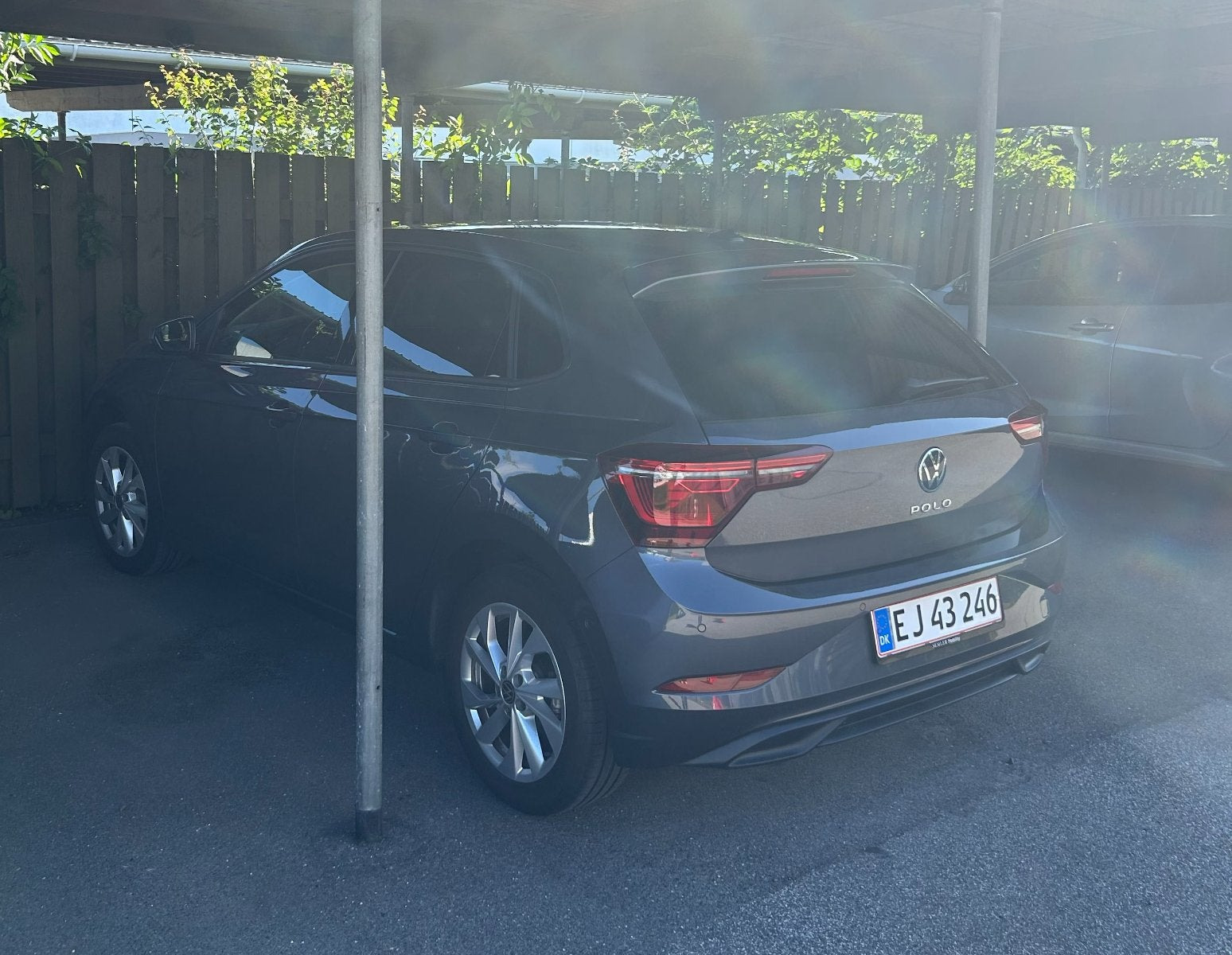 Grå VW Polo fra 2023