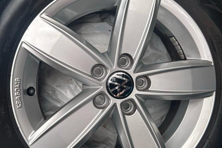 Grå VW Polo fra 2023