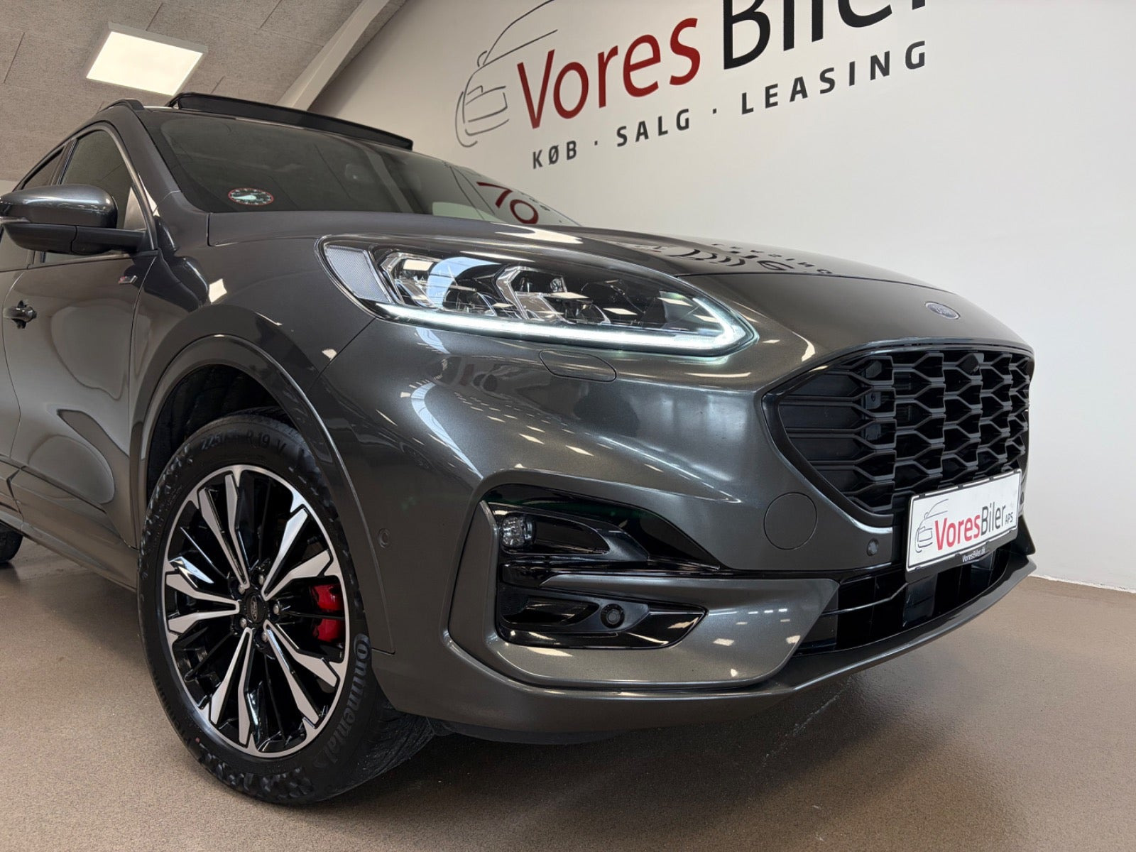 Grå Ford Kuga fra 2022