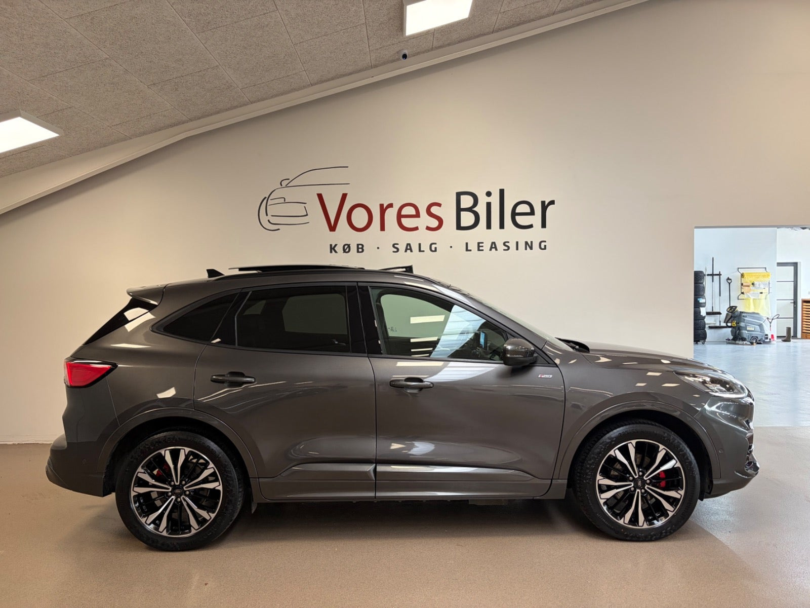Grå Ford Kuga fra 2022