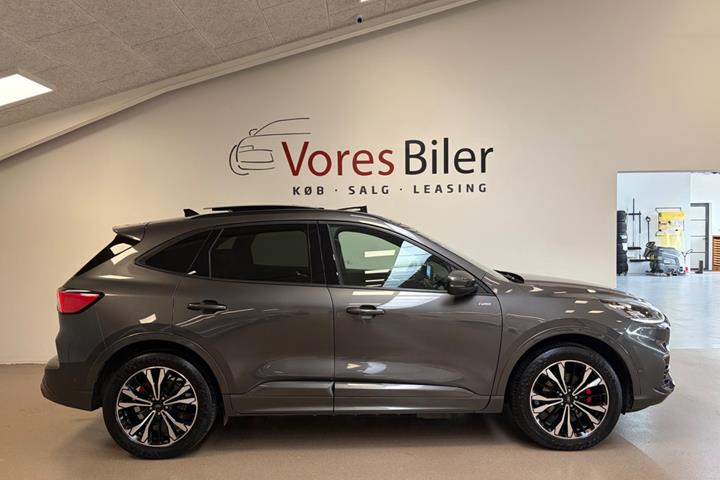 Grå Ford Kuga fra 2022