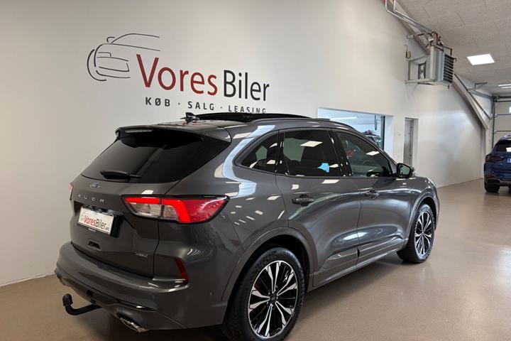 Grå Ford Kuga fra 2022