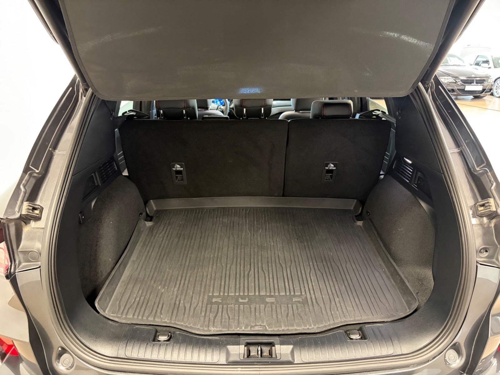 Grå Ford Kuga fra 2022