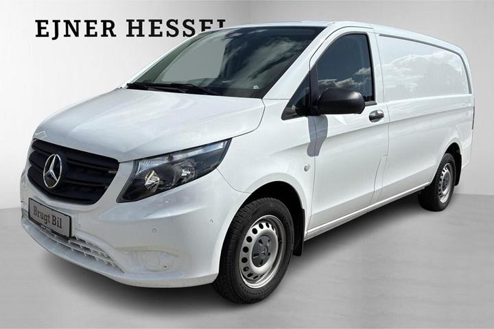 Hvid Mercedes Vito 114 fra 2024 set udefra