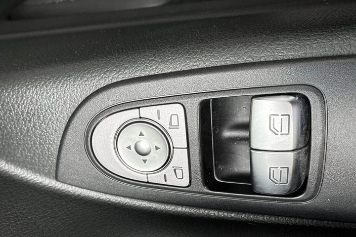 Hvid Mercedes Vito 114 fra 2024