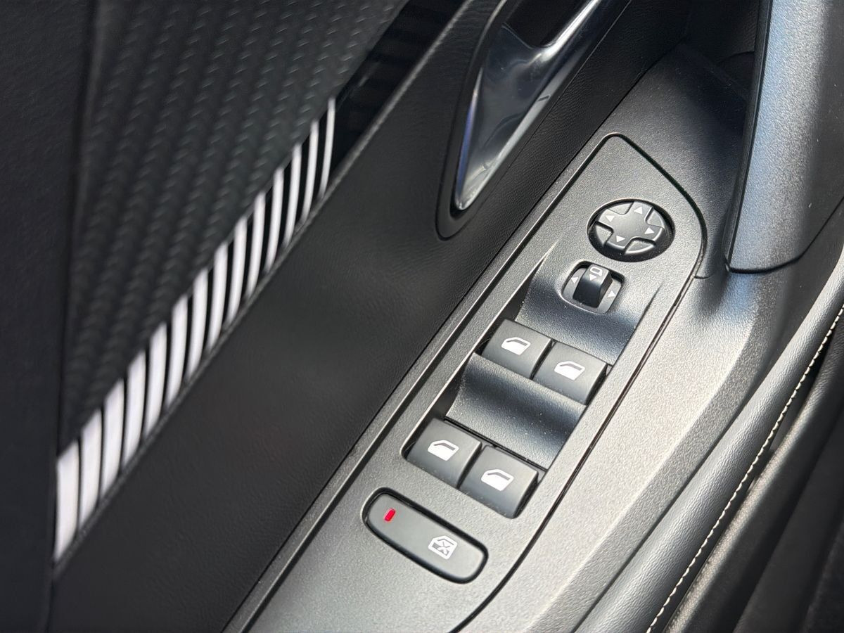 Hvid Peugeot 2008 fra 2024