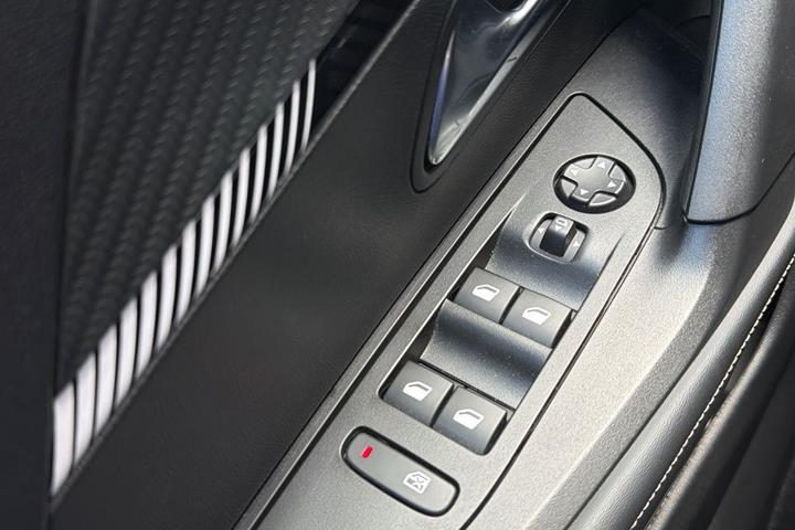 Hvid Peugeot 2008 fra 2024