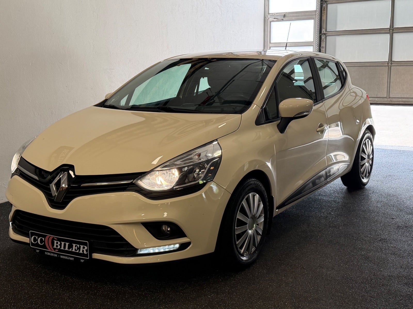 Beige Renault Clio IV fra 2017