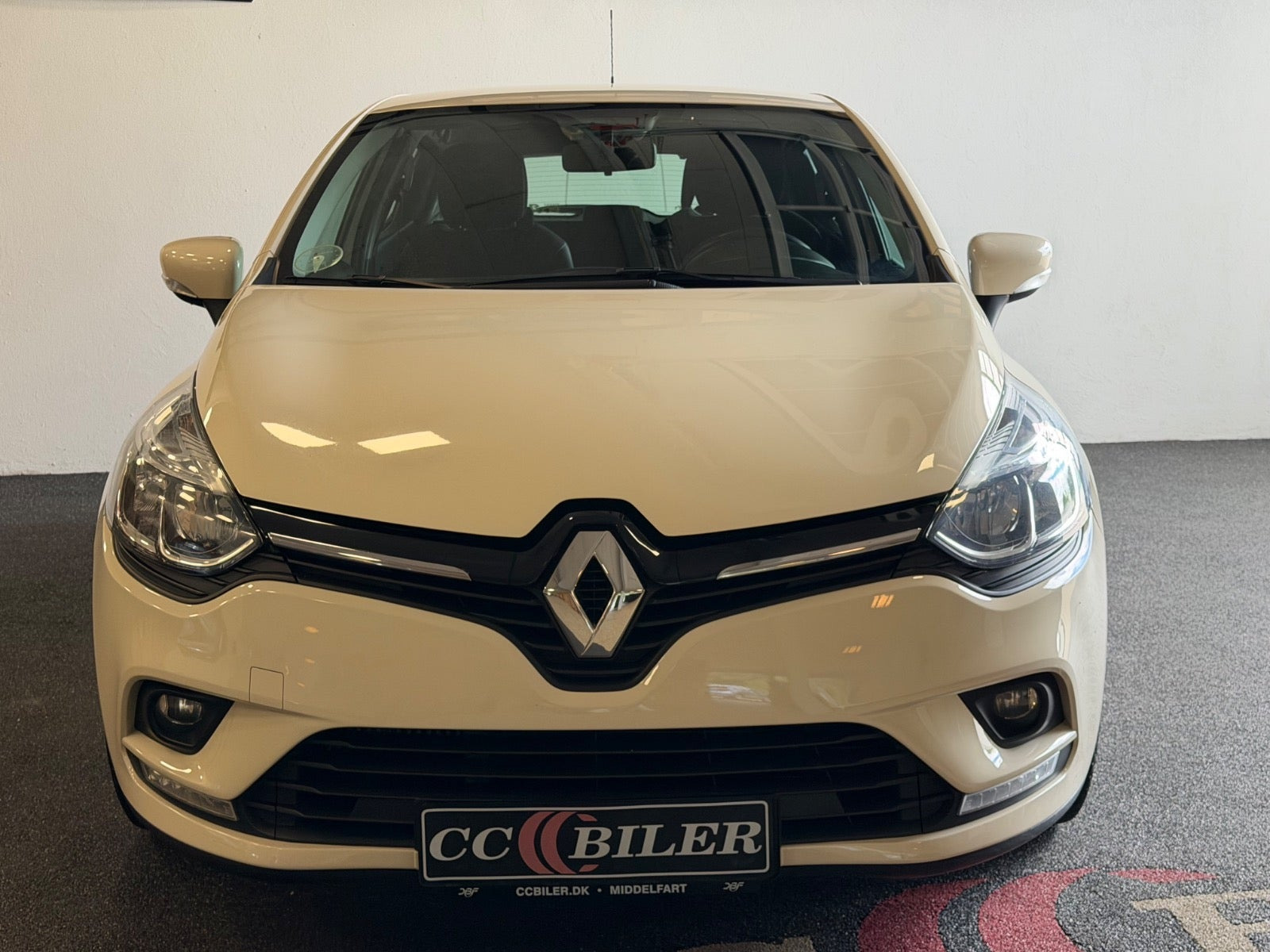 Beige Renault Clio IV fra 2017